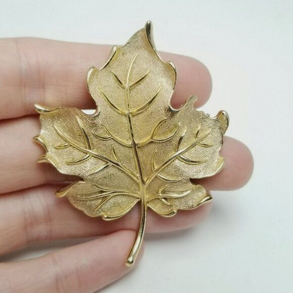 Vintage Crown Trifari Gold Tone Leaf Shape Brooch, Signed, Estate - Picture 1 of 7